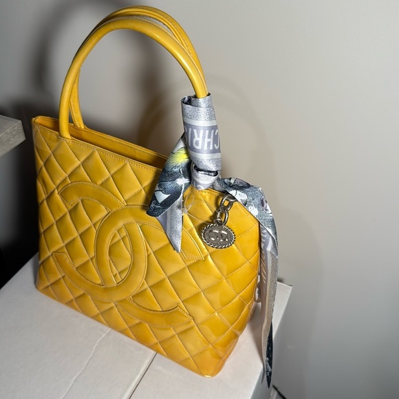 CHANEL Medallion Tote Bag A01804 Patent leather Yellow Used Women - Picture 17 of 17